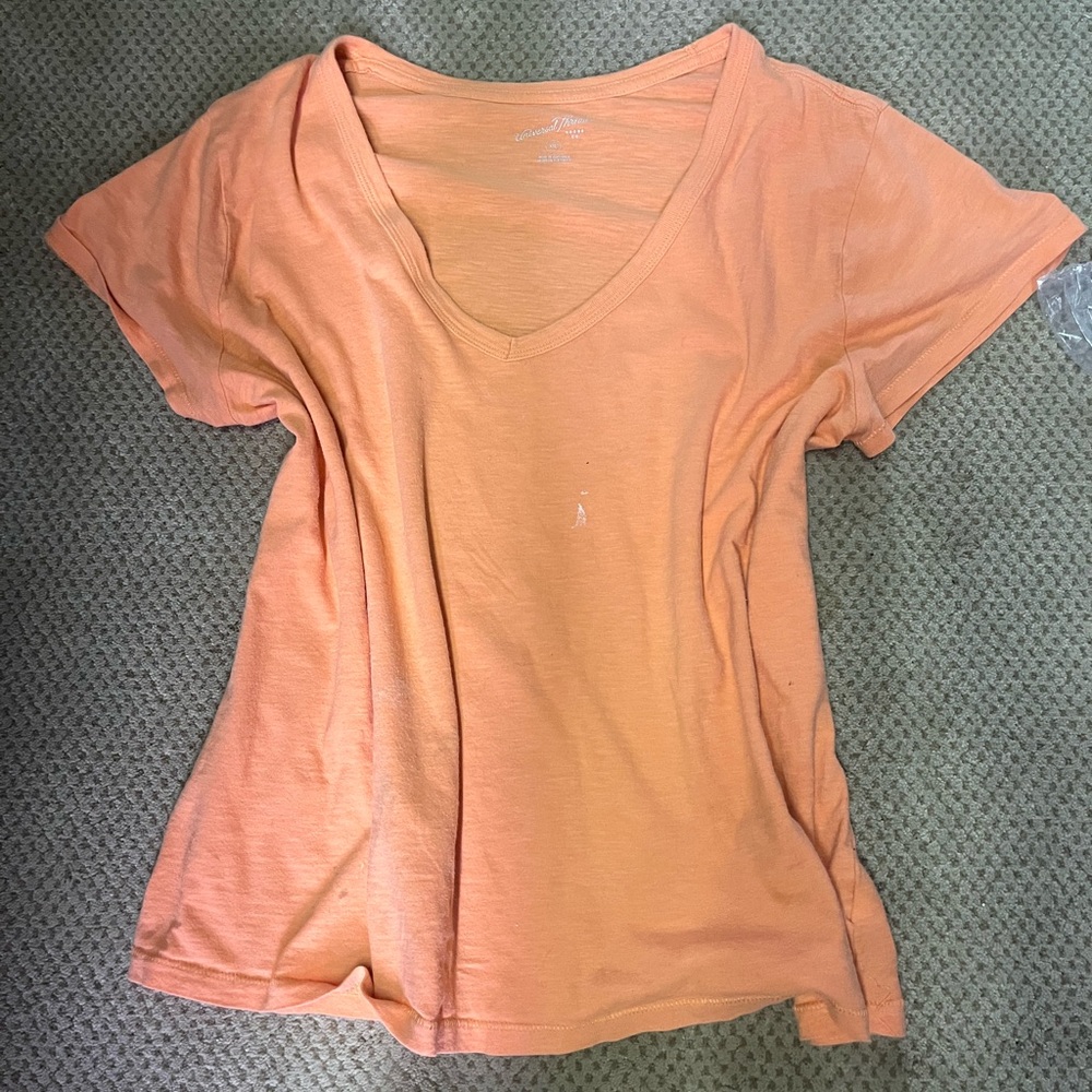 Universal Thread Women's Short Sleeve V-Neck Tee in Peach